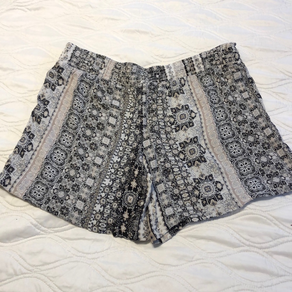 Flowy Patterned Shorts - Picture 2 of 4